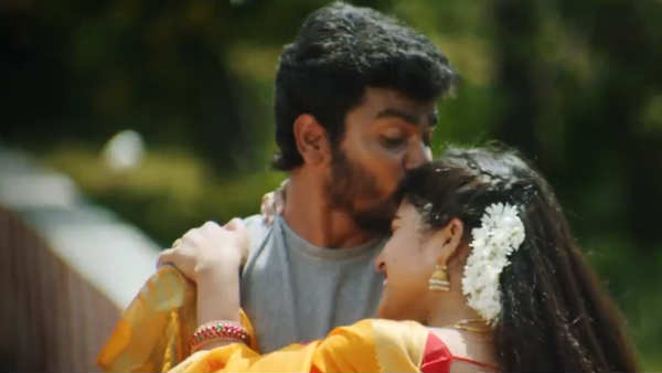 இவன் தூக்கிக்க அவள் துடைக்க 