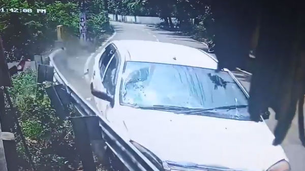 Kerala alapuzha car accident: Overspending car rams into students ; 8 injured 