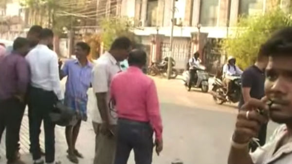 கார் ஷோரும் கண்ணாடி கார் ஷோரும் கண்ணாடி