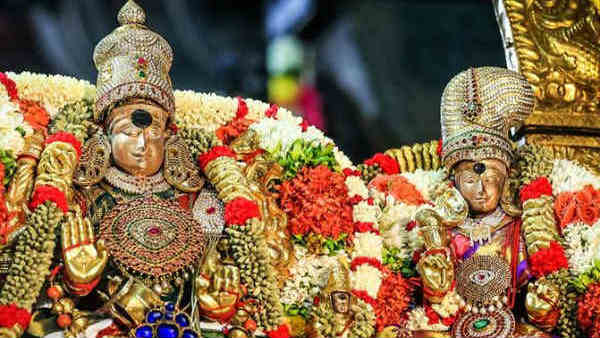 உலா வரும் மீனாட்சி சுந்தரேஸ்வரர்
