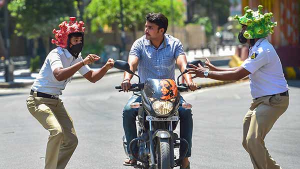  coronavirus: karnataka police uses coronavirus helmet and creates awareness of the virus