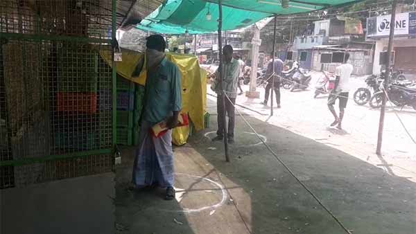 தடுப்பு ஏற்படுத்தி தடுக்கும் போலீஸ் 