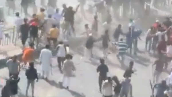 கற்கள் வீச்சு 