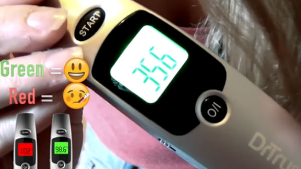 காய்ச்சல் அப்போது ஒரு பீப் ஒலிக்கும். பின்னர் 3 வினாடிகள் அப்படியே வைத்திருக்க வேண்டும். 3 நிமிடங்கள் கழித்து மீண்டும் ஒரு பீப் ஒலி கேட்கும். அப்போது பார்த்தால் வெப்பநிலை பதிவாகியிருக்கும். பச்சை லைட்டுடன் வெப்பநிலை வந்தால் இயல்பான வெப்பநிலை இருக்கிறது என்பது அர்த்தம். சிவப்பு நிற லைட்டுடன் வெப்பநிலை வந்தால் காய்ச்சல் இருக்கிறது என்பது அர்த்தம். 