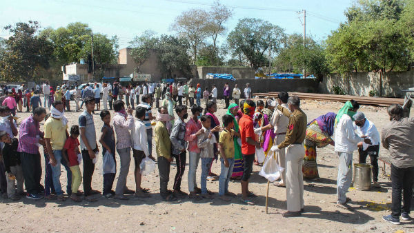 Coronavirus Lockdown: CRPF distributes food to migrant workers in Greater Noida 