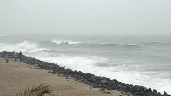 Mysterious persons stole Education Minister Kamalakannans cell phone in Puducherry 