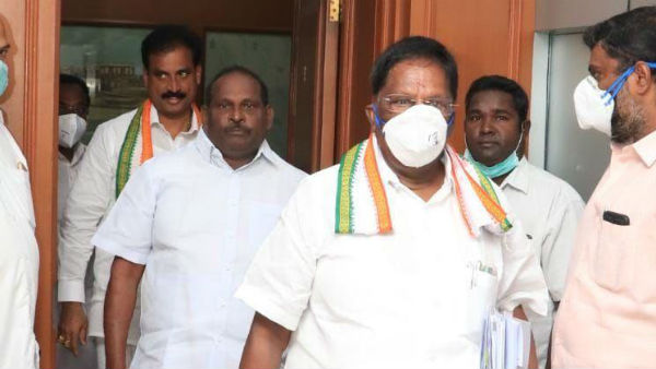 கருப்பு மாஸ்க்குடன் வந்த அதிமுக 