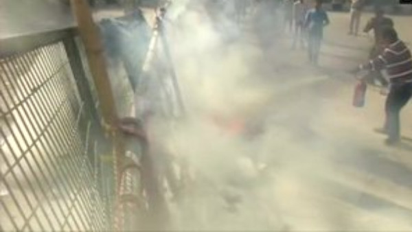 Corona Janata Curfew: Shaheen Bagh Protesters allege petrol bomb was hurled Corona Janata Curfew: Shaheen Bagh Protesters allege petrol bomb was hurled