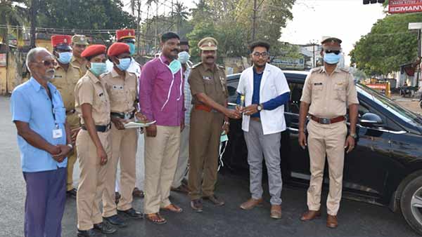 Puducherry police congratulate doctors with a roses 