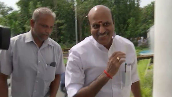 முதல்வர் விலக வேண்டும் 