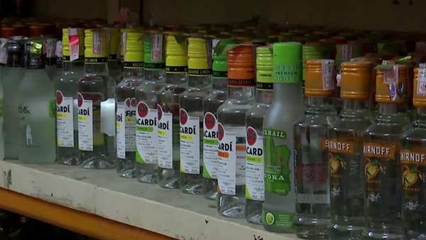 Crowds in Puducherry liquor shops regarding curfew 