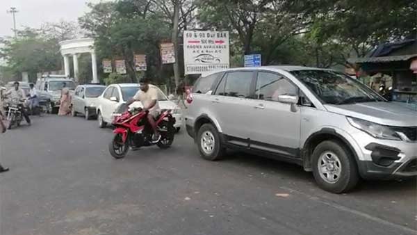 அத்தியாவசியப் பொருட்களுக்கு தடை இல்லை 