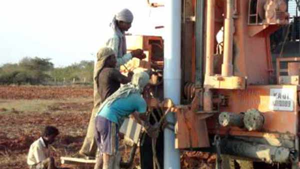 12 தொழிலாளர்கள் 