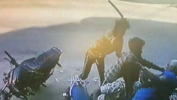 அரிவாளால் வெட்டு 