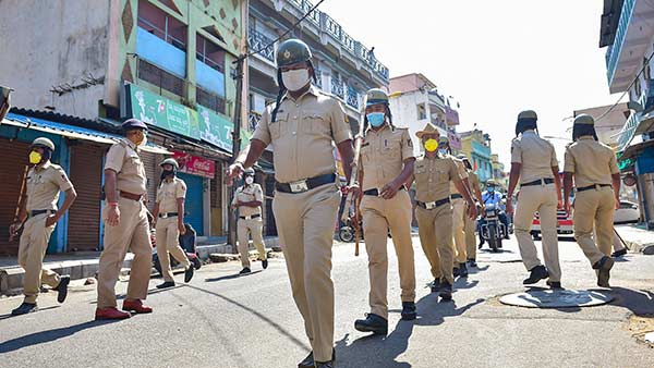 காவல்துறையினர் மீது தாக்குதல் காவல்துறையினர் மீது தாக்குதல்