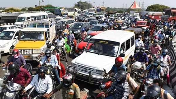  Huge traffic jam witnessed at Padi flyover in Chennai due to checking at a police checkpoint 