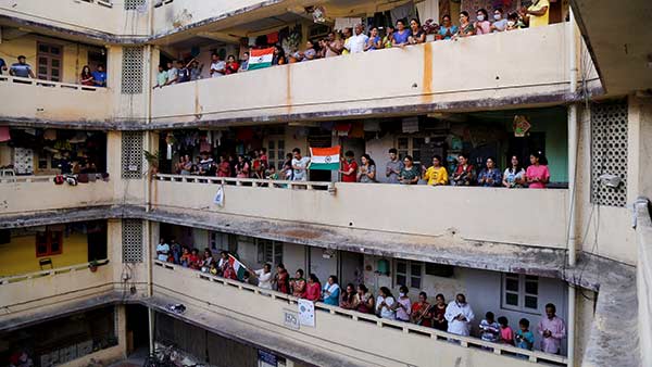 எதற்கு கைதட்ட வேண்டும்? 