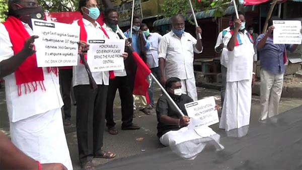 Congress party leaders protest against central government 