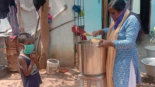  Coronavirus: INIYAUDAIYAM CHARITABLE TRUST helps poor people during lockdown