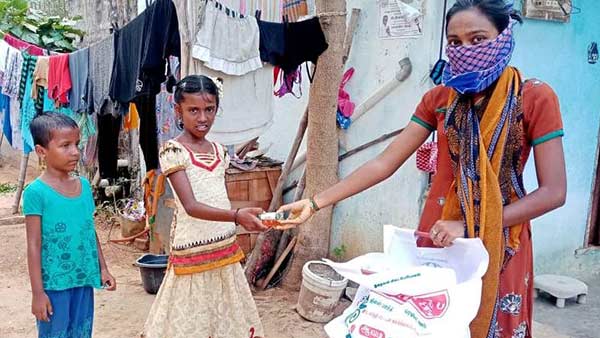  Coronavirus: INIYAUDAIYAM CHARITABLE TRUST helps poor people during lockdown