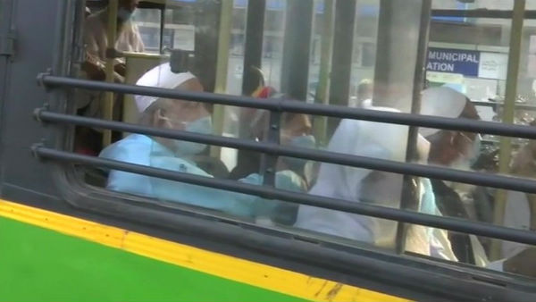 பின்வாங்குகிற அரசு அதிகாரிகள் 