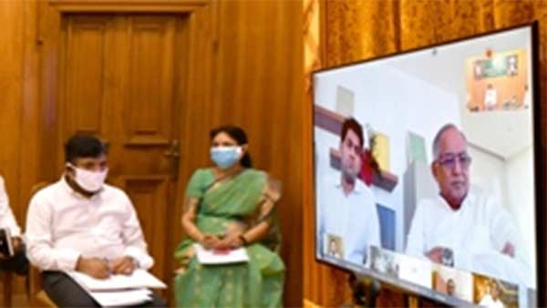 தொழில் அதிபர்களுடன் தொழில் அதிபர்களுடன்