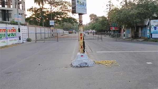 சைக்கிளில் மனைவியுடன் 