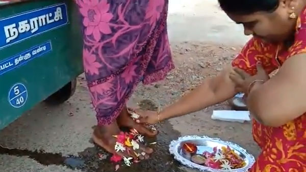 A woman has worshiped sweeping woman in Palladam 