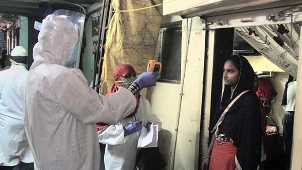 சிறிய அறையில் மக்கள் சிறிய அறையில் மக்கள்