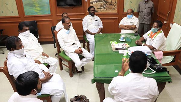 செயல்பட விடாமல் முடக்குகிறார் 
