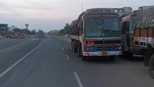 சாலையோரம் தவிக்கும் டிரைவர்கள் 