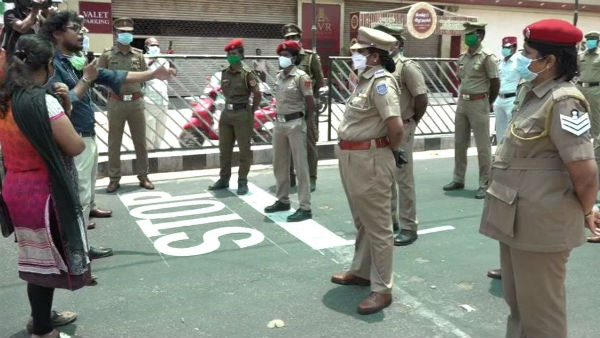 A youth in Puducherry is giving free Acupressure treatment to police A youth in Puducherry is giving free Acupressure treatment to police
