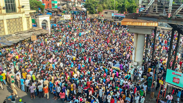 போலீஸ் தடியடி போலீஸ் தடியடி