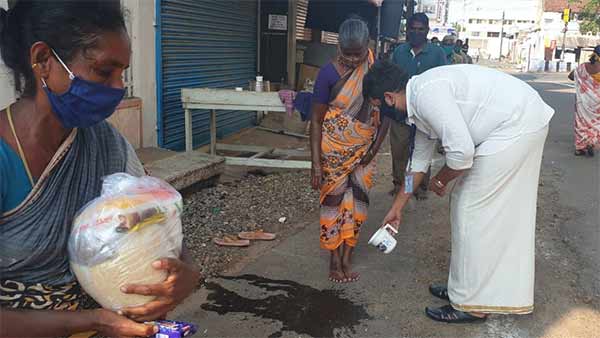 Sanitary workers were given free groceries in Erode district 