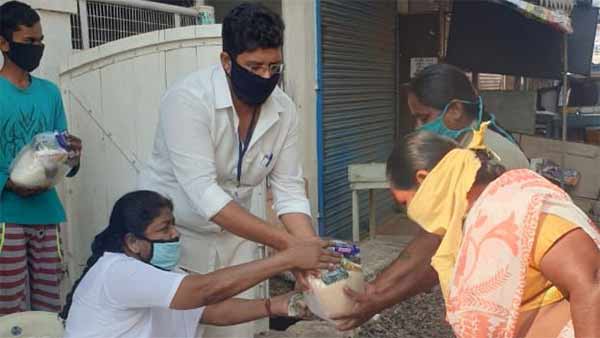 Sanitary workers were given free groceries in Erode district 