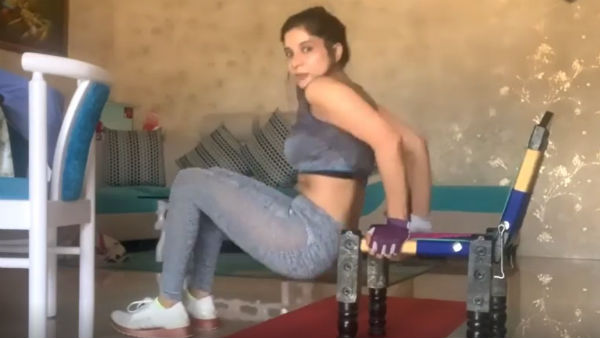 பாதி உடம்பு தெரியுமே சாக்ஷி