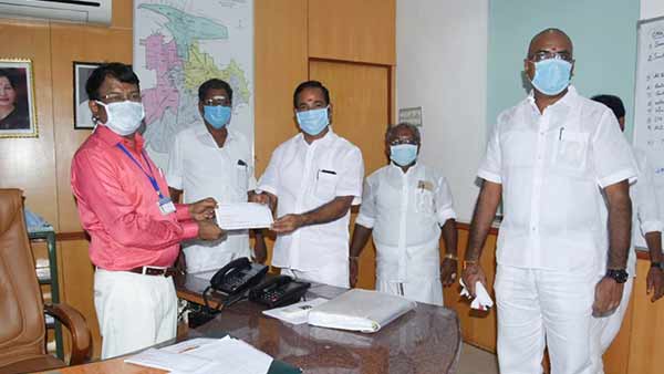 Trichy ADMK gives 2 lakhs for supplying free food Trichy ADMK gives 2 lakhs for supplying free food