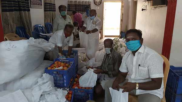 Trichy ADMK gives 2 lakhs for supplying free food Trichy ADMK gives 2 lakhs for supplying free food