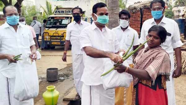  Trichy EX ADMK MLA P.Kumar distributes free vegetables