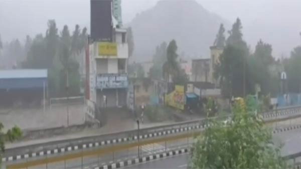 Heavy rain in Vellore with hail strom 