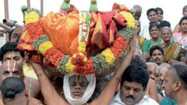 பெருமாளுக்கு ஆண்டாள் மாலை