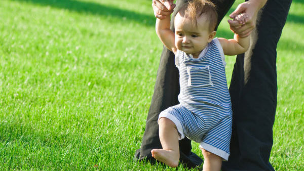 நடை பயிலும் குழந்தை