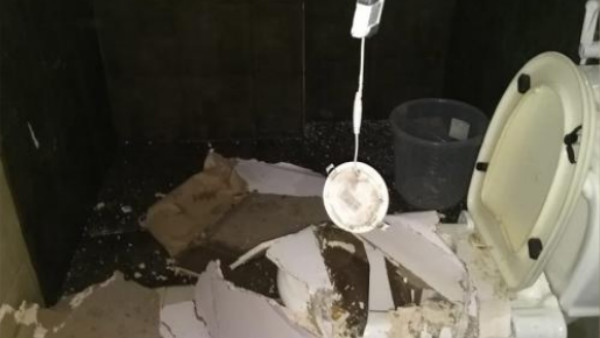 இடிந்து விழுந்த மேற்கூரை 