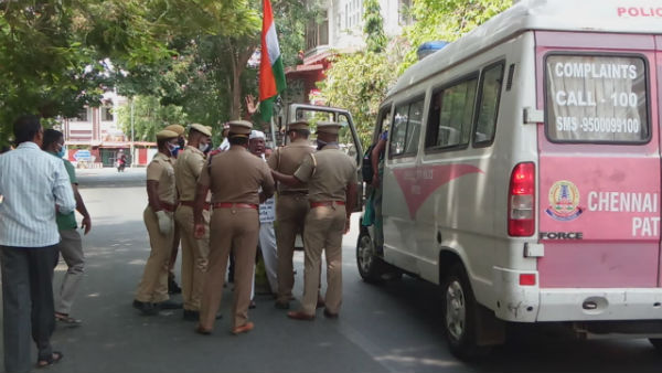 desiya makkal katchi cadres protest before the tn bjp office 