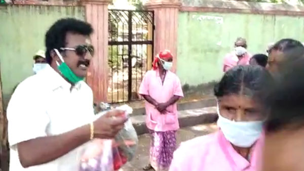 BJP workers thanked the cleaning staff to giving them rice biscuits 