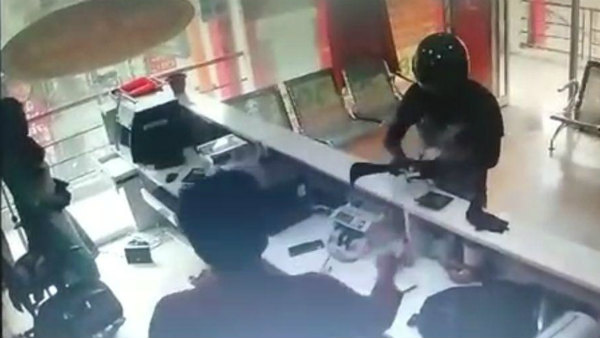 Man arrested for theft in Tirupur - CCTV video Man arrested for theft in Tirupur - CCTV video