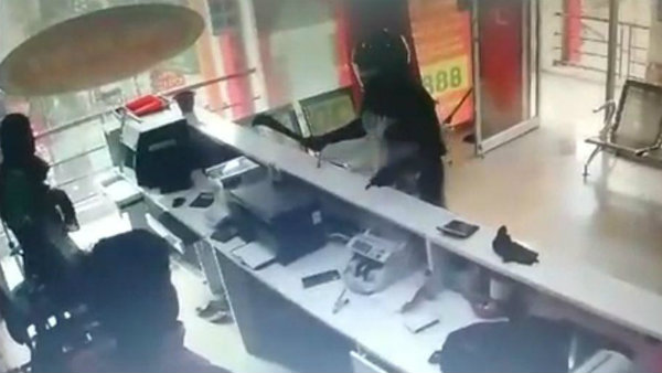 Man arrested for theft in Tirupur - CCTV video Man arrested for theft in Tirupur - CCTV video