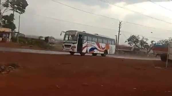 காற்றால் இழுக்கப்படும் பஸ் 