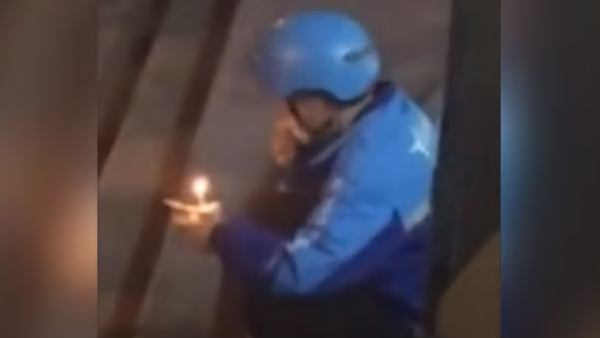 Chinese customer surprises food delivery man with a cake on his birthday Chinese customer surprises food delivery man with a cake on his birthday