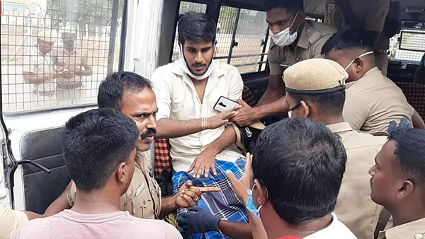 Kaduvetti Gurus son attacked by miscreants 